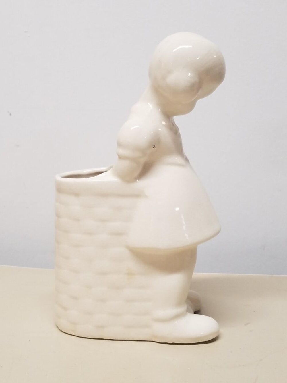 Vintage White Young Girl Leaning on Basket Planter - Picture 4 of 6